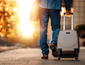 Médica infectologista especialista em medicina do viajante, orientando paciente em seu consultório sobre vacinas e cuidados necessários para uma viagem internacional segura.